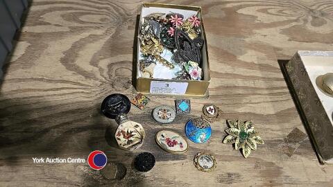 Large quantity of broaches vintage & modern inc semi prezious stones, cameo & silver