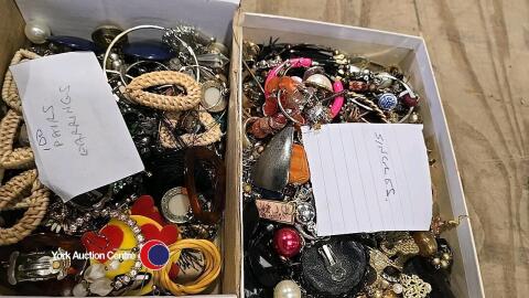 Box of 100 pairs of earings with a box of odd earings