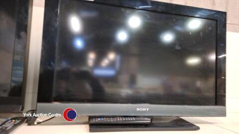 Sony 32' TV on stand & remote