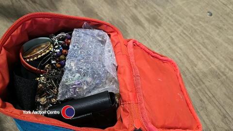 Small bag of assorted jewellery