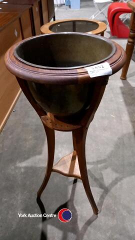 Wooden jardiniere with metal pot