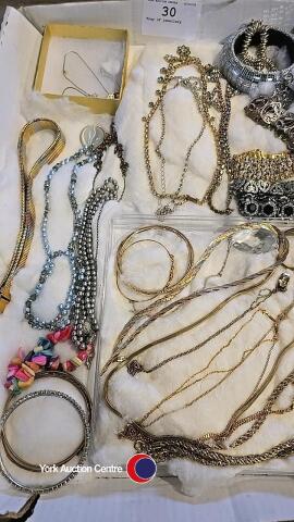 Tray of jewellery