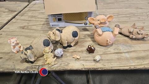 Various collectable pigs