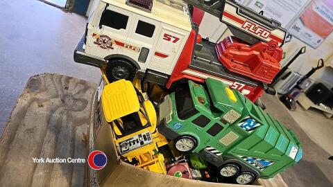 Box of young boys toy cars, lorry's etc