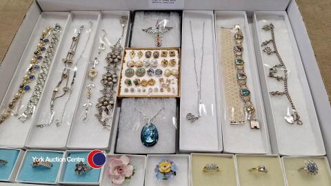 Tray of boxed good quality jewellery