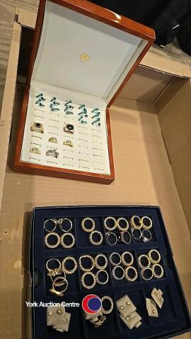 Tray of jewellery