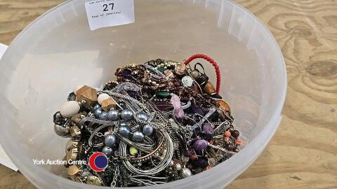 Tray of jewellery