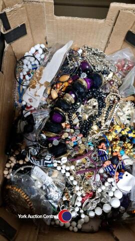 Tray of jewellery