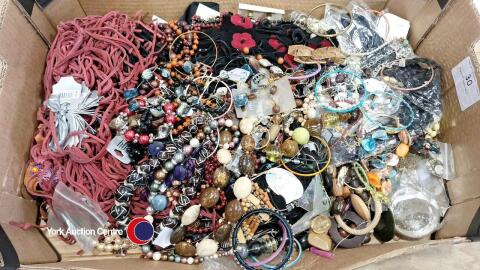 Tray of jewellery