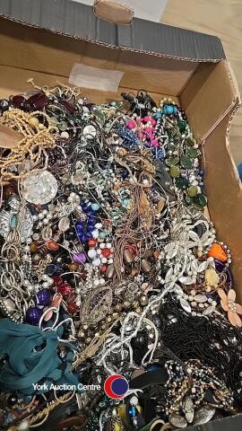 Tray of jewellery