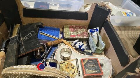 Tray of vintage collectables