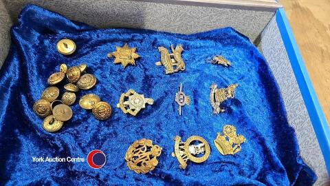 Tray of military buttons and badges including a silver sweetheart badge