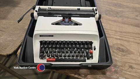 Manual typewriter in case