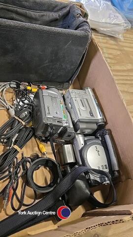 4 x video cameras