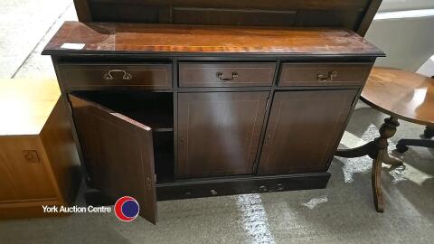 Sideboard with 3 drawers and lockable cupboards