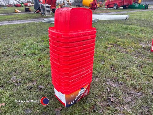 15x red buckets with lids