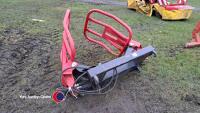 Round bale nipper with euro brackets