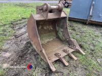 Digger bucket 5T 2 foot 45 mm pins good