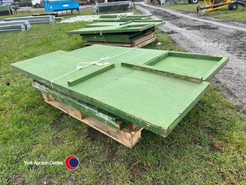 Warming box for lambs/piglets. Insulated floor and sides/top. Flatpack easy to erect.