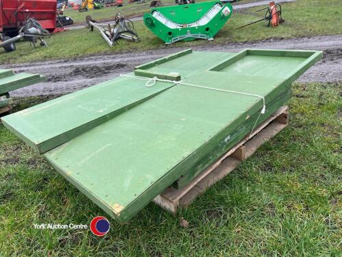 Warming box for lambs/piglets. Insulated floor and sides/top. Flatpack easy to erect.