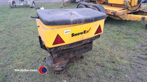 Snowed grit spreader