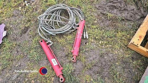 2 x hydraulic rams with pipes, as new