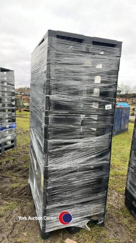 15 plastic pallets