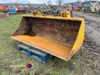 Toetip bucket on pin and cone brackets