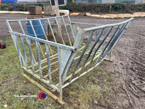 Round bale cradle feeder