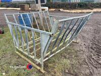 Round bale cradle feeder