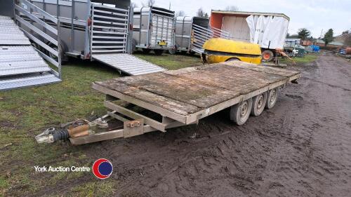 Tri-axle car trailer