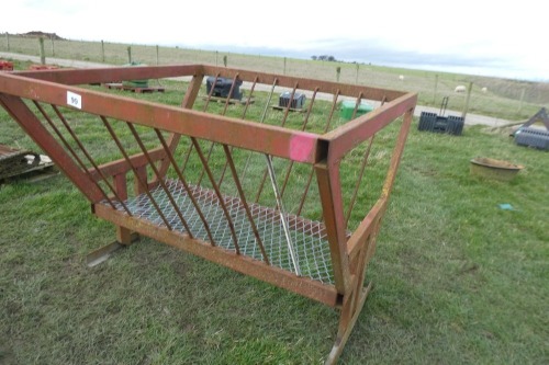 Cattle bale feeder on skids