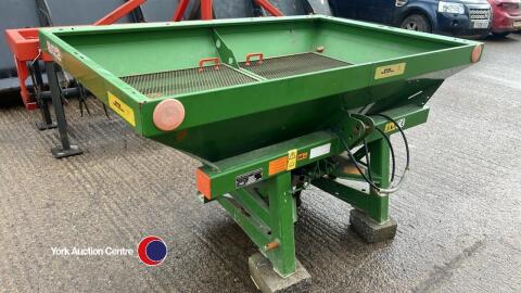 Amazone ZAX902 twin disc fertiliser spreader