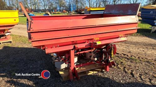 Lely Centerliner 1T fertiliser spreader with extension