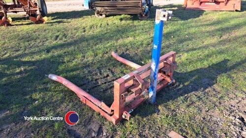 Wrapped round bale lifter for 3pt linkage