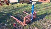 Wrapped round bale lifter for 3pt linkage