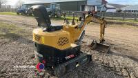 Carter CT08 micro digger, 2 x spare buckets and 2 keys, good working order - 4