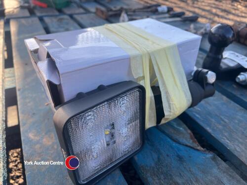 LED beacon and mount
