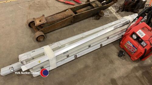 8 LED batten light