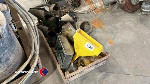 Quantity of oil cans