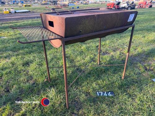 Large BBQ on stand (charcoal)