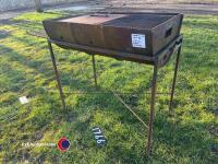Large BBQ on stand (charcoal) - 2