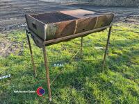 Large BBQ on stand (charcoal) - 3