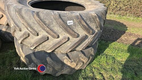 Stocks dual wheel and clamp 650/65R42 and 2 spare tyres