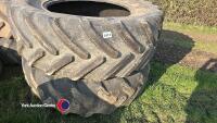Stocks dual wheel and clamp 650/65R42 and 2 spare tyres