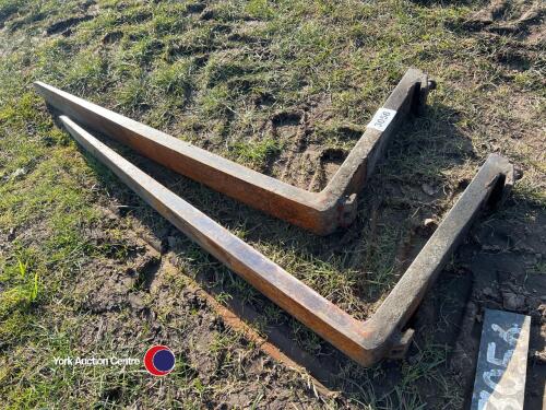 Set of forklift pallet tines
