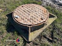 Large cast-iron drain cover and frame - 3