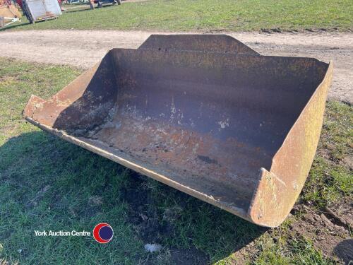 Heavy duty tractor loader bucket