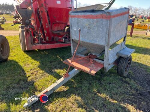 Sheep snacker with 2 separate compartments