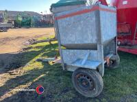Sheep snacker with 2 separate compartments - 3